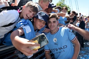 Julián Álvarez, el día de su presentación ante los hinchas de Manchester City. Una apuesta de Guardiola para reforzar al campeón de la Premier