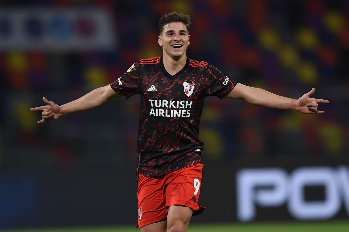 Julián Álvarez, el mejor de River en Santiago del Estero, festeja su gol, el segundo del equipo millonario en el 3-1 ante Central Córdoba en Santiago del Estero.