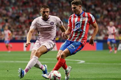 Julián Álvarez en acción ante el Girona