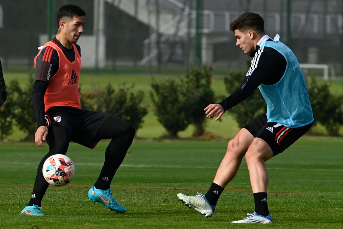 Julián Alvarez en acción, en la práctica de este viernes de River, en la previa del partido con Atlético Tucumán