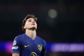 Julián Alvarez sigue a distancia el plan de entrenamiento de Atlético de Madrid y se aleja de Barcelona