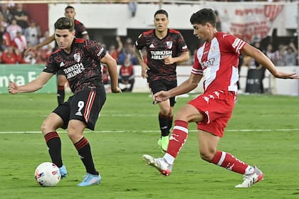 Julián Alvarez, en uno de los pocos avances peligrosos de River