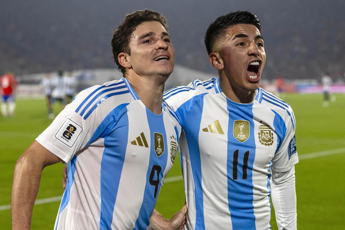 Julián Álvarez festeja su gol con quien lo asistió, Thiago Almada; la Argentina es líder segura