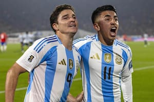 Julián Álvarez festeja su gol con quien lo asistió, Thiago Almada; la Argentina es líder segura