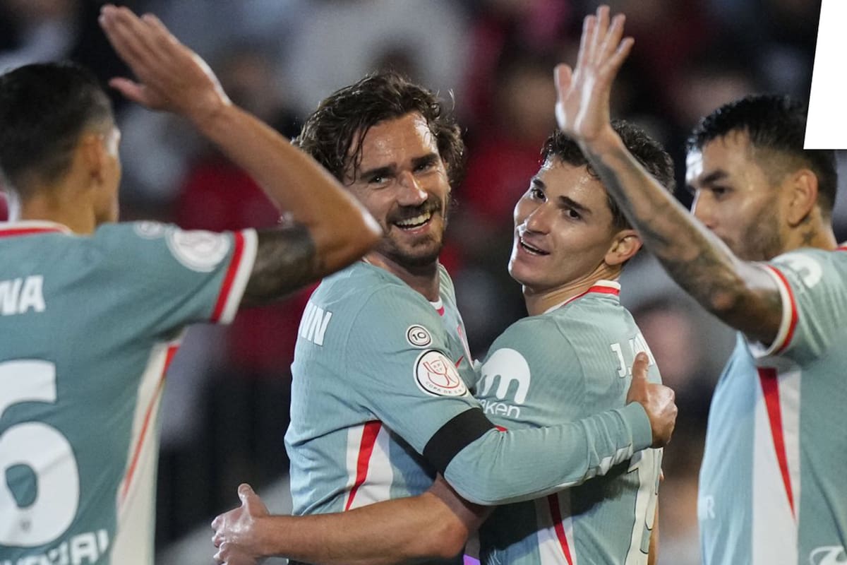 Julián Alvarez festeja su gol por la Copa del Rey junto Antoine Griezmann, el responsables de convencerlo para su llegada a Atlético de Madrid