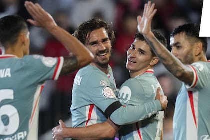 Julián Alvarez festeja su gol por la Copa del Rey junto Antoine Griezmann, el responsables de convencerlo para su llegada a Atlético de Madrid