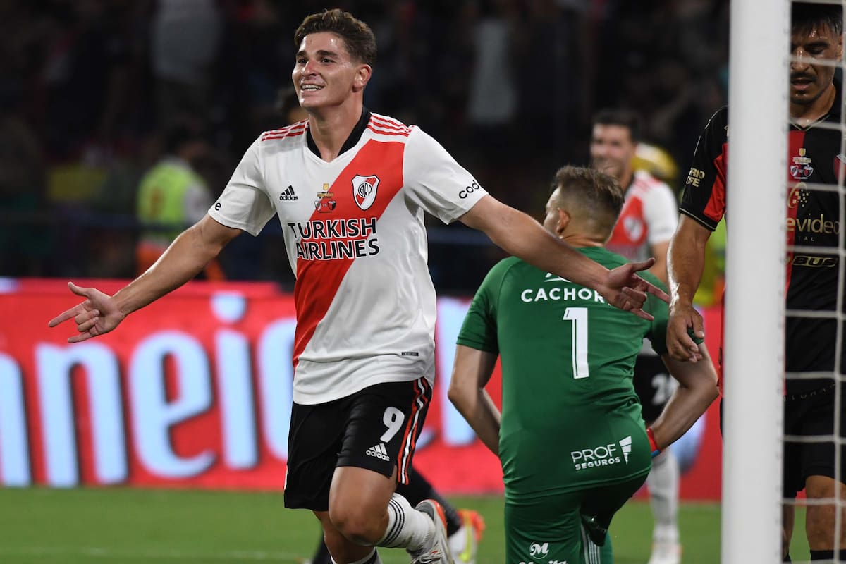 Julián Álvarez festeja uno de sus dos goles a Colón que le valieron a River el Trofeo de Campeones en la noche santiagueña.
