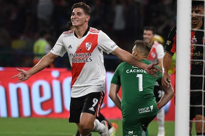 Julián Álvarez festeja uno de sus dos goles a Colón que le valieron a River el Trofeo de Campeones en la noche santiagueña.