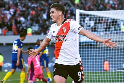 Julián Álvarez festeja uno de sus dos goles en el triunfo 2-1 en el Monumental