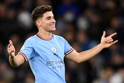 Julián Álvarez hace su festejo característico en una muy fructífera noche con Manchester City, que cerró con un gol y dos asistencias frente a Sevilla