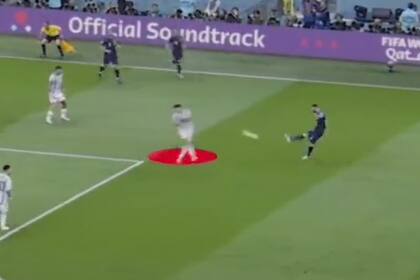 Julián Álvarez intercepta el centro de Brozovic, antes de iniciar su corrida memorable rumbo al 2 a 0