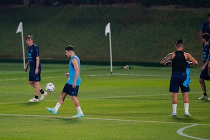 Julián Álvarez juega con una pelota durante el entrenamiento de Argentina en la Universidad de Doha