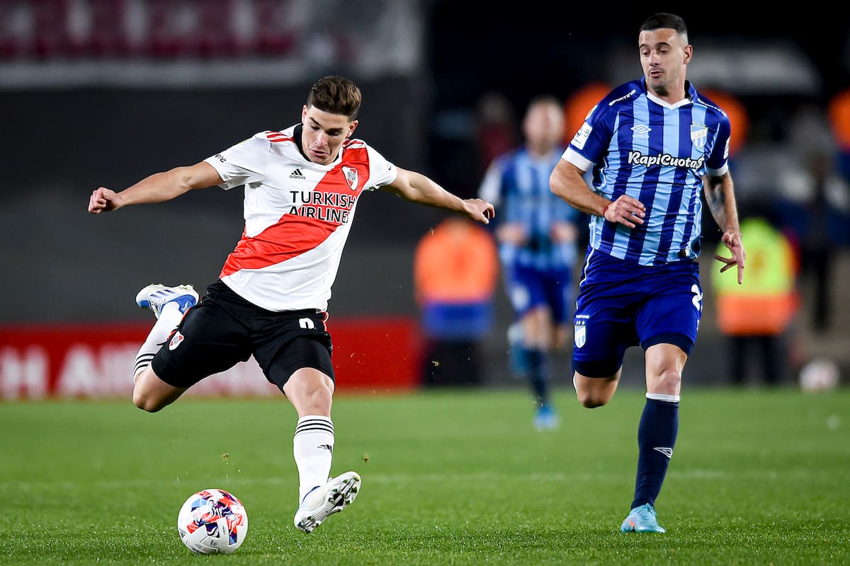 Julián Alvarez jugó otra vez en el ataque de River, pero sin chispa