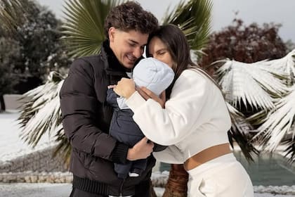 Julián Álvarez junto a Emilia Ferrero y su pequeño heredero, Amadeo