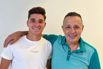 Julián Alvarez junto a Fernando Hidalgo, su representante desde que tenía 15 años
