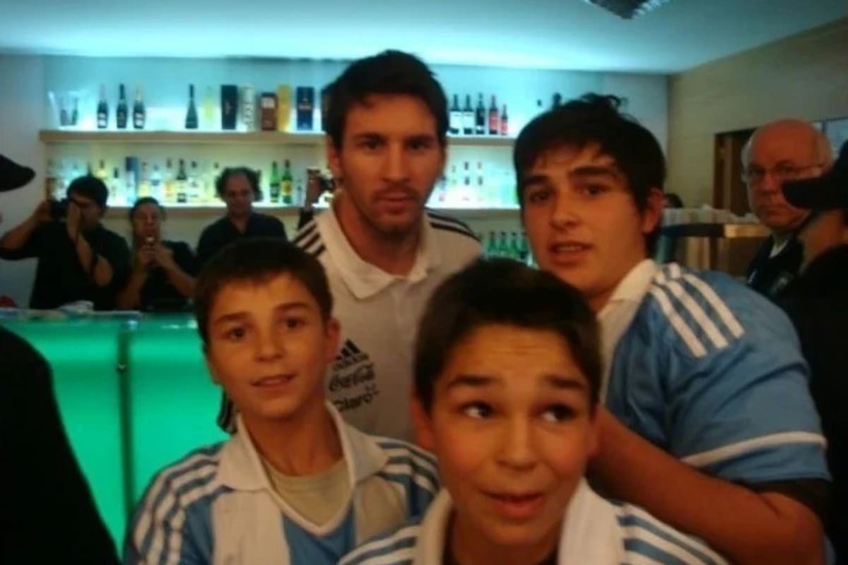 Julián Álvarez, junto a sus hermanos Rafael y Agustín, posa con Lionel Messi en un hotel de Córdoba durante la Copa América 2011