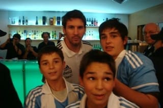 Messi y la huella que dejó en los que vienen detrás: de pedirle una foto a recibir su legado