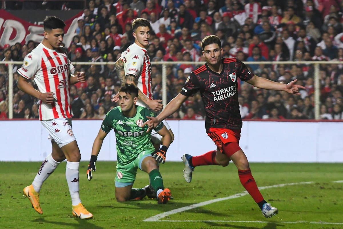 Julián Álvarez, la figura del partido, festeja su primer gol, el tercero de River
