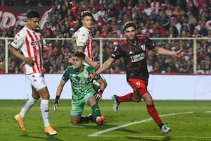 Julián Álvarez, la figura del partido, festeja su primer gol, el tercero de River