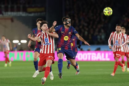 Julián Alvarez lucha cuerpo a cuerpo con Eric García