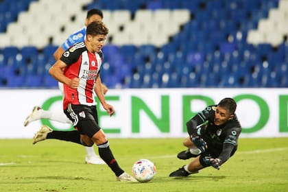Julián Alvarez marca un gol para River, pero el árbitro Germán Delfino llegó a detener el partido con Godoy Cruz en el estadio Malvinas Argentinas, de Mendoza, por los gritos de los "pocos" presentes,