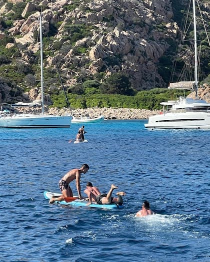 Julián Álvarez, Marcos Acuña y Erik Lamela disfrutando de la tabla de surf
