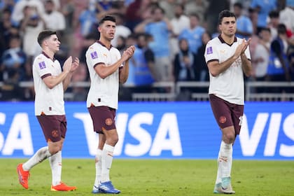 Julián Alvarez, Matheus Nunes y Rodrigo aplauden tras el pase de Manchester City a la final del Mundial de Clubes