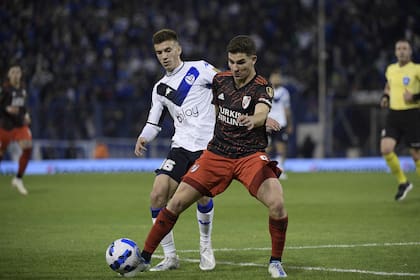 Julián Álvarez no tuvo mayor incidencia en el comienzo de la serie de Copa Libertadores tras la cual se despedirá de River; lo marca Máximo Perrone.