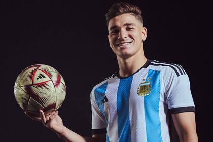 Julián Álvarez posa con la pelota "Al Hilm" que se usará en el partido de semifinales del Mundial