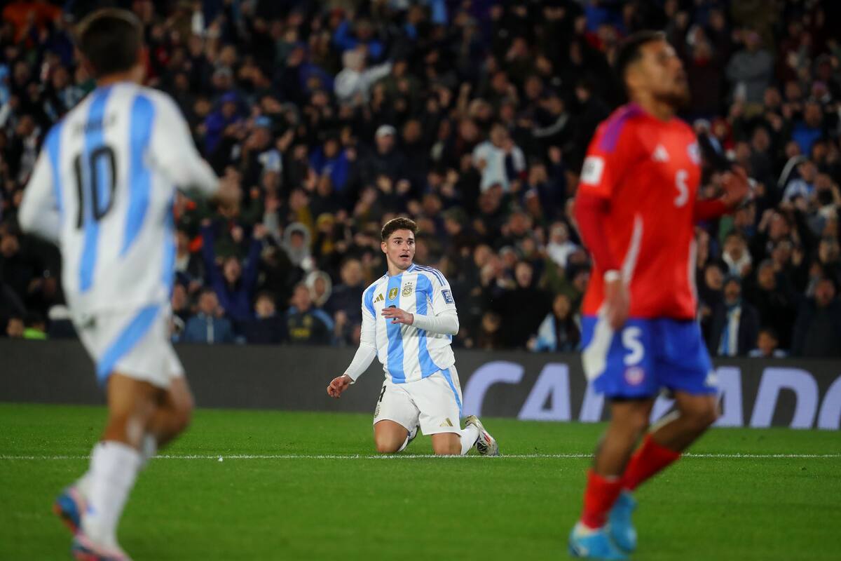 Julián Álvarez remató con un zurdazo y no llegó a darse cuenta en el instante de que había conseguido el 2-0 de Argentina sobre Chile, por estar caído.