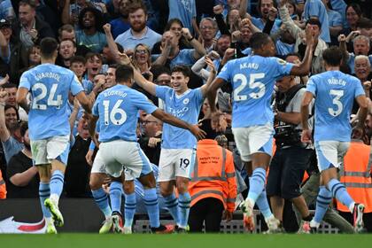 Julián Álvarez ríe, sus compañeros van a buscarlo. Anotó un golazo para el City, el que abrió la cuenta en el duelo ante Newcastle