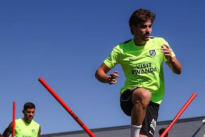 Julián Alvarez se entrena, Cuti detrás; el defensor es uno de los sostenes anímicos del delantero