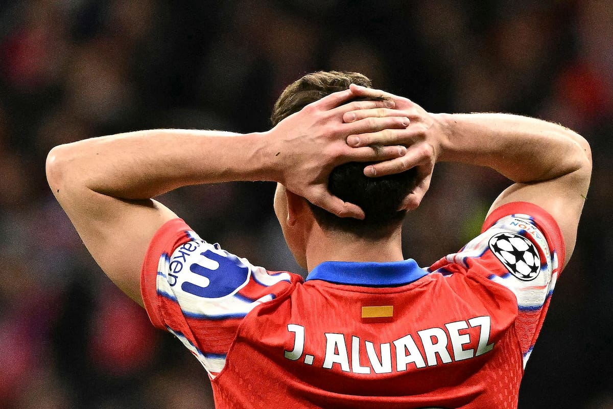 Julián Álvarez se lamenta, la noche que Atlético de Madrid quedó eliminado de la Champions ante Real Madrid. El argentino, el mejor de a eliminatoria, protagonizó la jugada más comentada del año