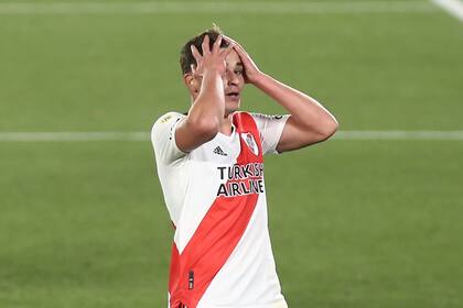 Julián Álvarez se lamenta luego de malograr una de las tantas oportunidades que River tuvo frente a Aldosivi.