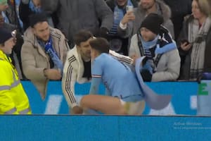Julián Álvarez se sacó el short tras el triunfo del City y se lo regaló a un hincha muy especial