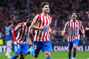 Julián Álvarez, tras anotarle un gol de penal a Arsenal, en la ida de las semifinales de la Champions League; salió lesionado, pero la lastimadura no es grave