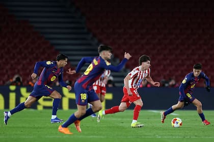 Julián Alvarez traslada la pelota en el duelo ante Barcelona