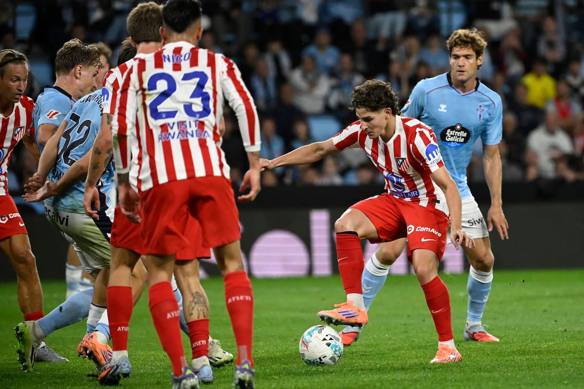 Julián Alvarez trata de controlar la pelota en el área de Celta