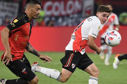 Julián Álvarez tuvo inteligencia y habilidad para zafarse del encierro táctico de Colón.