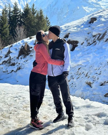 Julián Álvarez y Emilia Ferrero a los abrazos y besos en Inglaterra