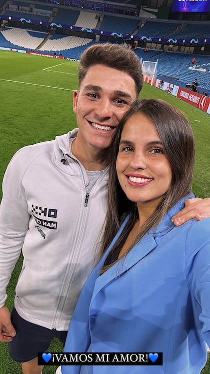 Julián Álvarez y Emilia Ferrero posaron juntos en medio del campo de juego