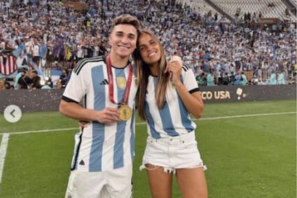 Julián Álvarez y Emilia Ferrero tras la consagración de Argentina en el Mundial de Qatar