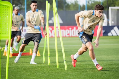 Julián Álvarez y Enzo Fernández, en un entrenamiento previo de la Argentina a jugar ante Perú, en la Bombonera