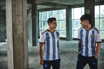 Julián Alvarez y la ilusión de su participación mundialista, con la nueva camiseta