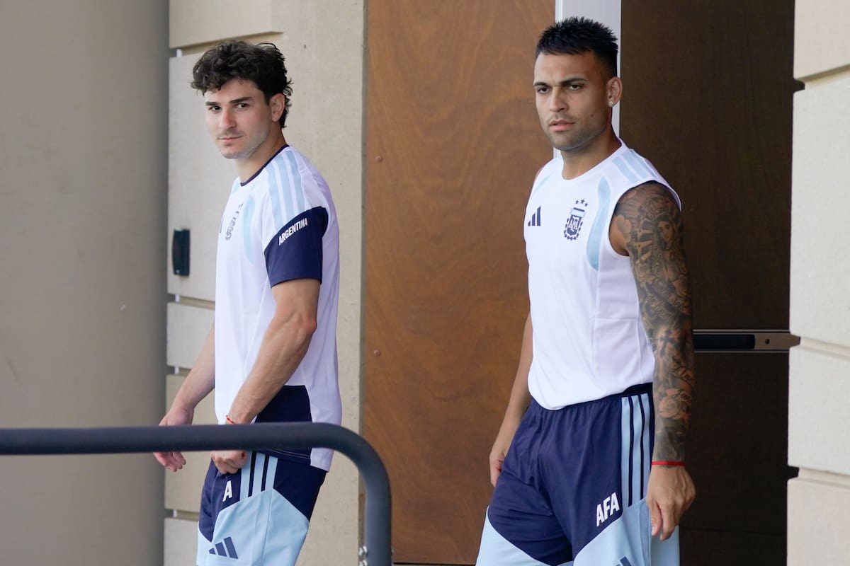 Julián Alvarez y Lautaro Martínez pueden compartir delantera este sábado ante Jordania, en el cierre de la fase de grupos del Mundial; nueve veces lo hicieron en la selección argentina.