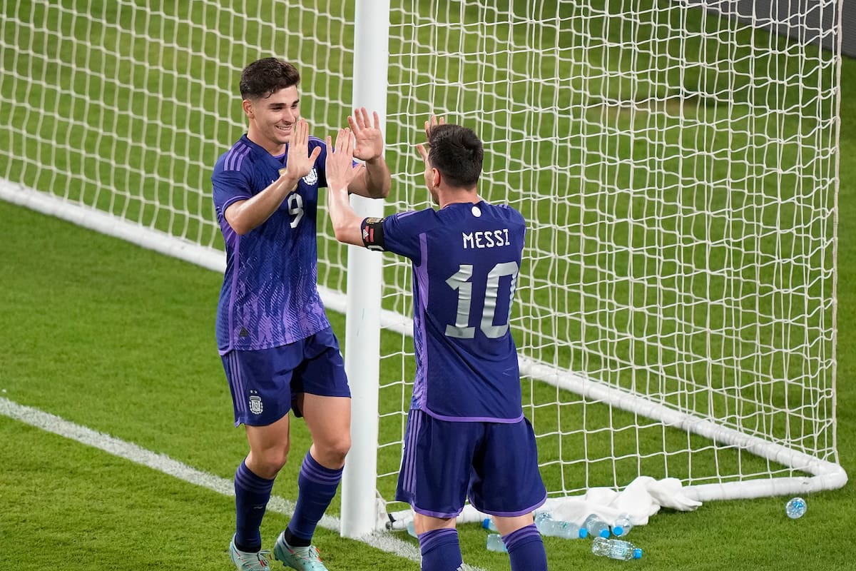 Julián Álvarez y Lionel Messi, dos de los candidatos por el fútbol en la entrega de los premios Olimpia