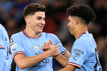 Julián Álvarez y Rico Lewis, dos de las estrellas jóvenes de Manchester City, fueron figuras ante Sevilla