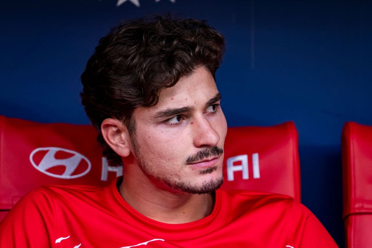 Julián Alvarez y su gesto de contrariedad en el banco de suplentes de Atlético de Madrid, durante el partido ante Villarreal