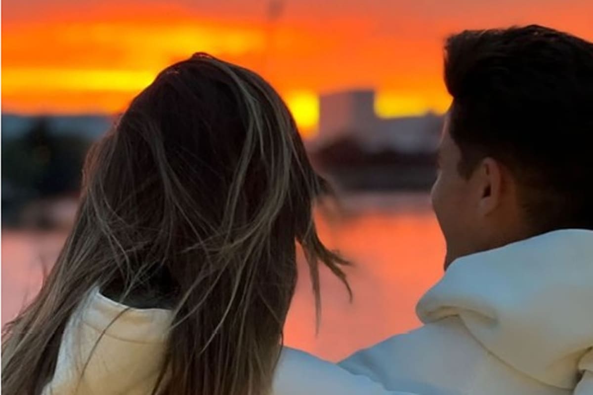 Julián Álvarez y su novia Emilia Ferrero