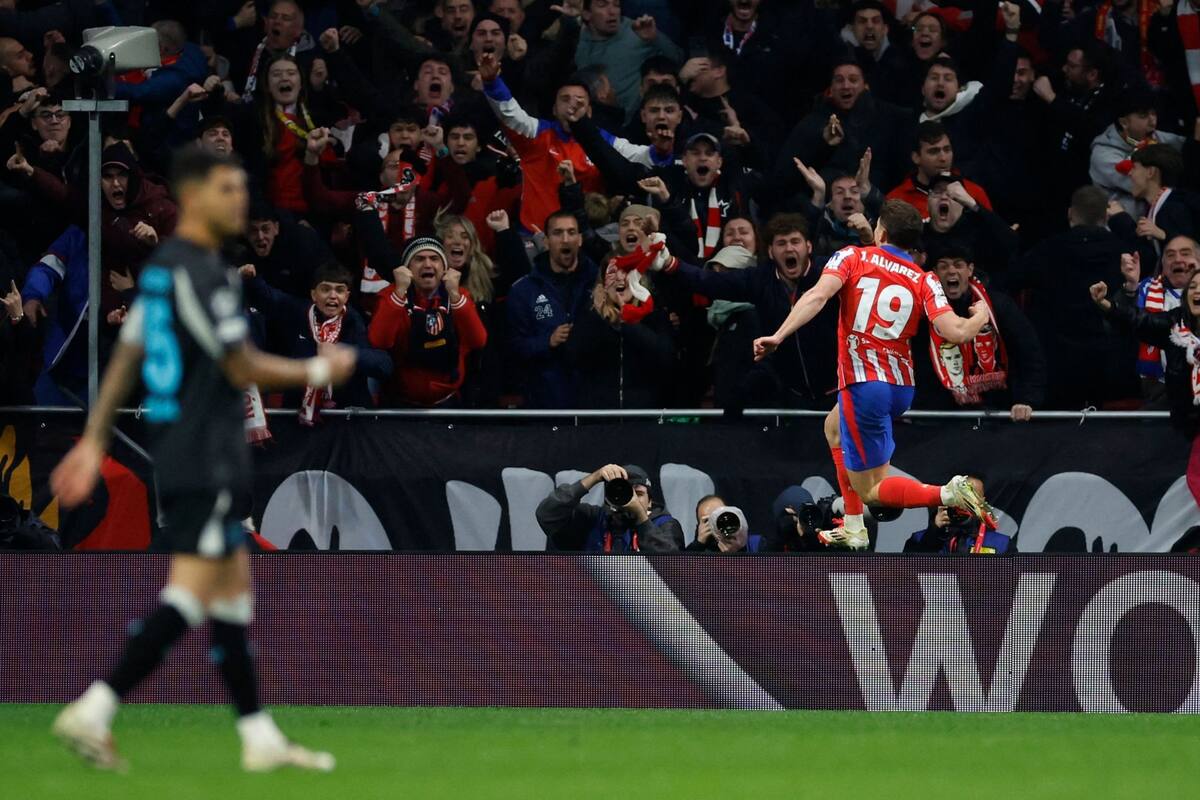 Julián Álvarez y un festejo con la camiseta de Atlético de Madrid, que invirtió 75 millones de euros en su ficha